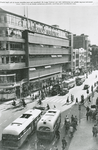 863566 Gezicht op de voorgevel van het warenhuis Galeries Modernes (Lange Viestraat 2-10) te Utrecht, met op de ...